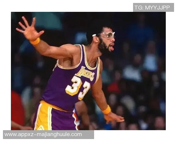 詹姆斯41岁前四场比赛狂砍104分刷新贾巴尔38年纪录再创历史 詹姆斯41岁前四场比赛狂砍104分刷新贾巴尔38年纪录再创历史